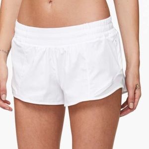 Lululemon white Hotty Hot low rise lined 2.5 short in size 4.